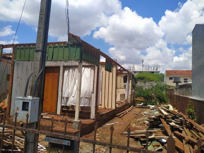 Moradora flagra ladrões desmanchando casa de peroba em Maringá