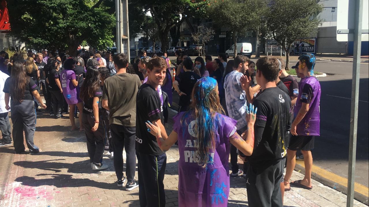Estudantes comemoram aprovação no vestibular da UEM