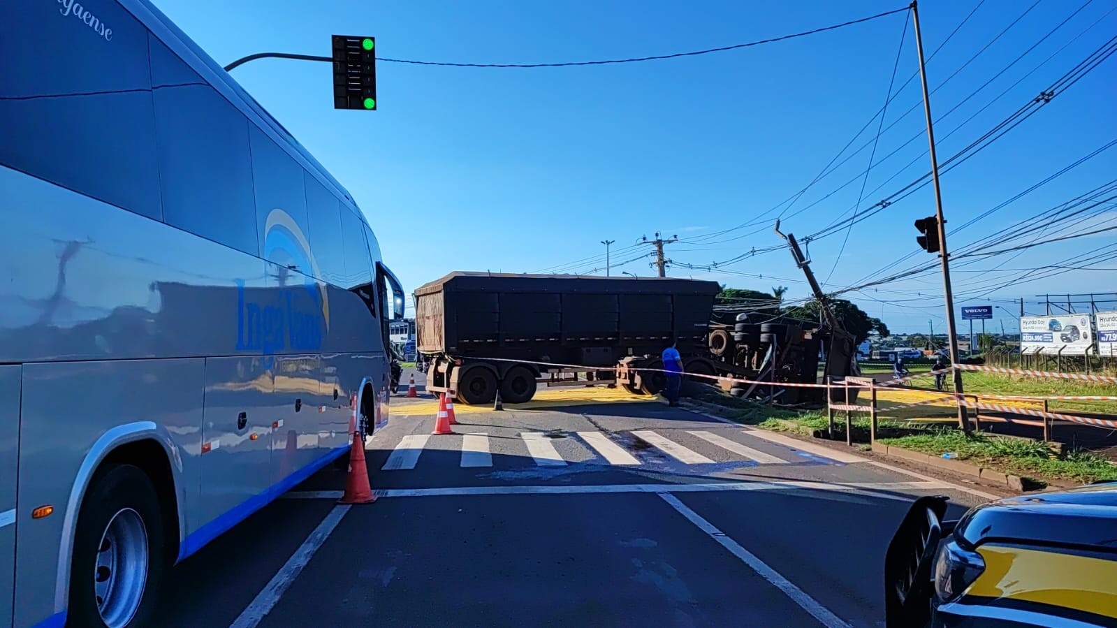 Liberada pista na BR-376, interditada após tombamento de carreta