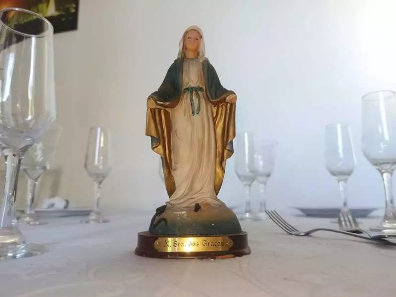 Ladrões quebram mãos de imagem de santa durante assalto em Maringá