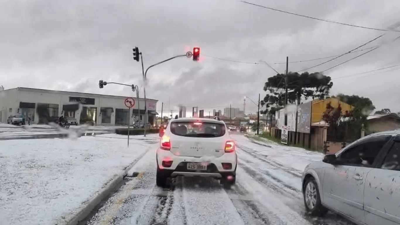 Granizo de 3 cm causa danos e destelhamentos em Ponta Grossa