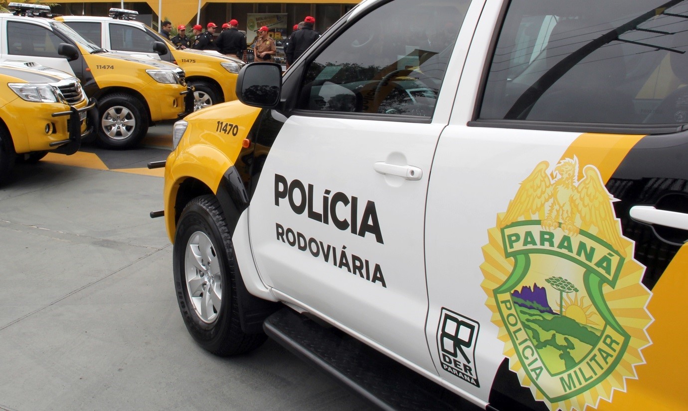 Ladrões assaltam ônibus e passageiros são presos em bagageiro