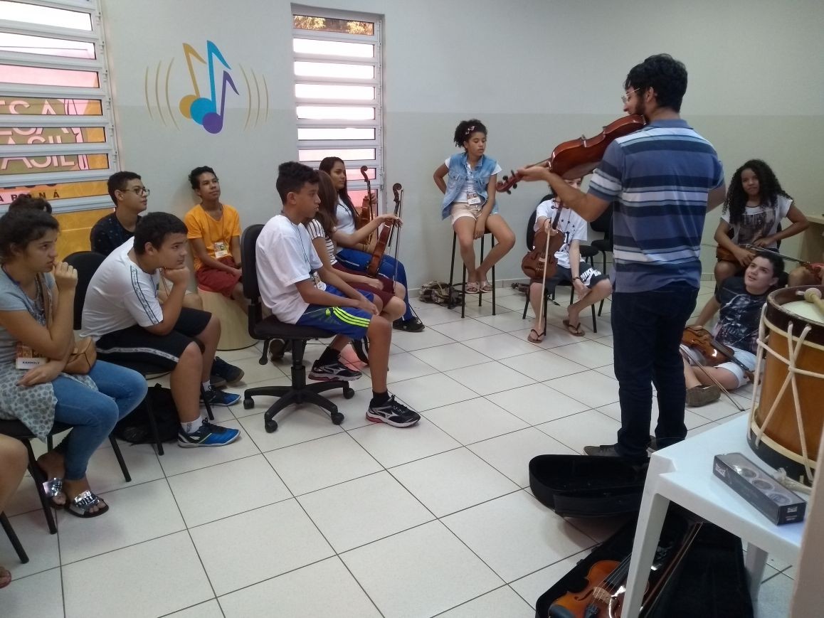 Sesc Maringá abre vagas remanescentes para curso de instrumentos musicais