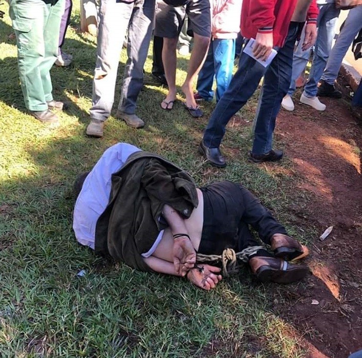 Homem é amarrado por populares após furtar pilhas