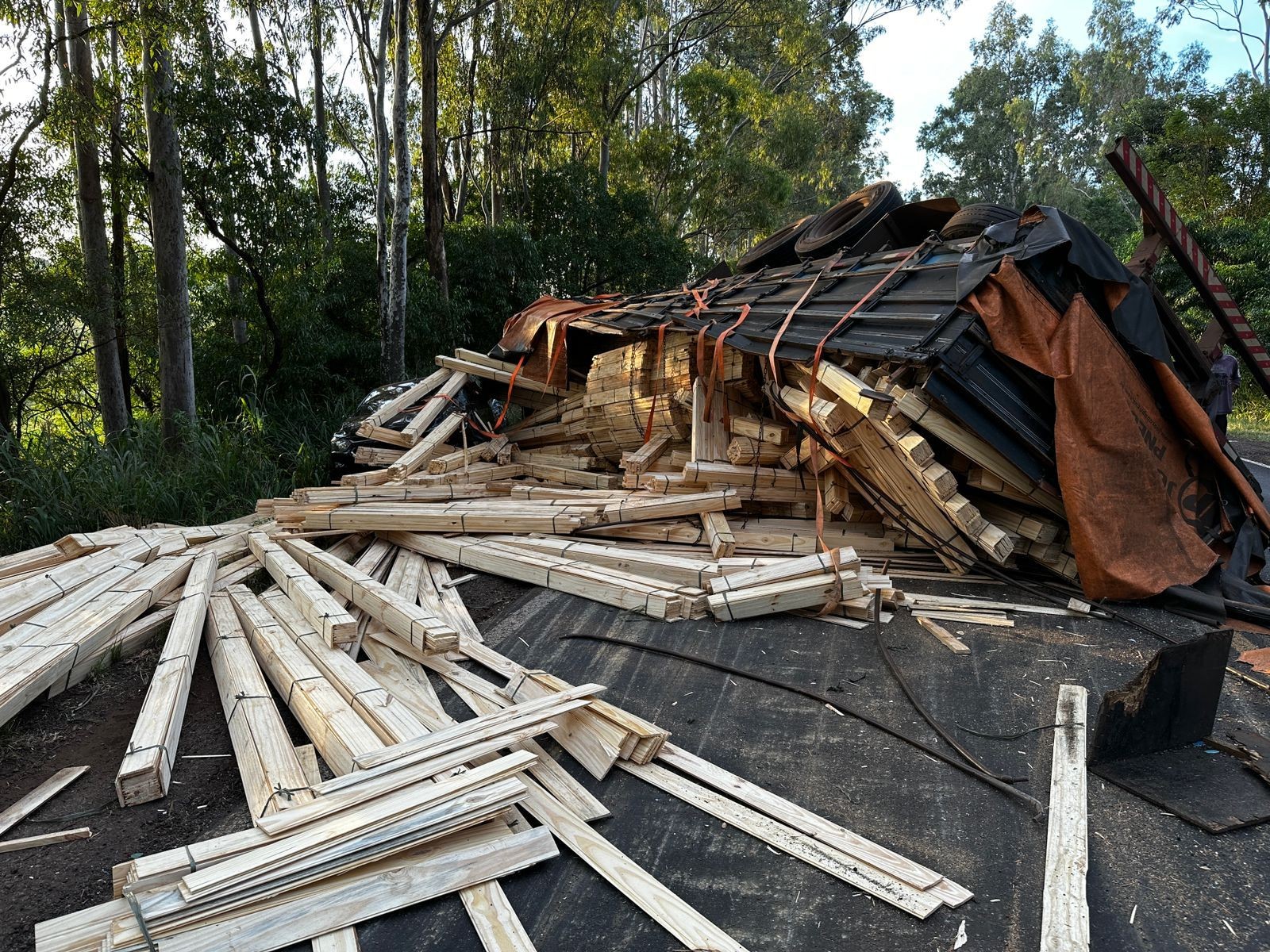 Cinco pessoas ficam feridas em acidente na PR-317 em Munhoz de Melo