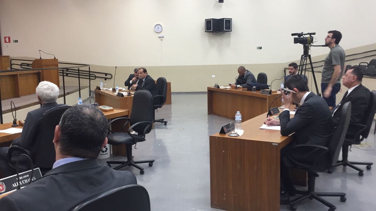 Vereadores cobram explicações