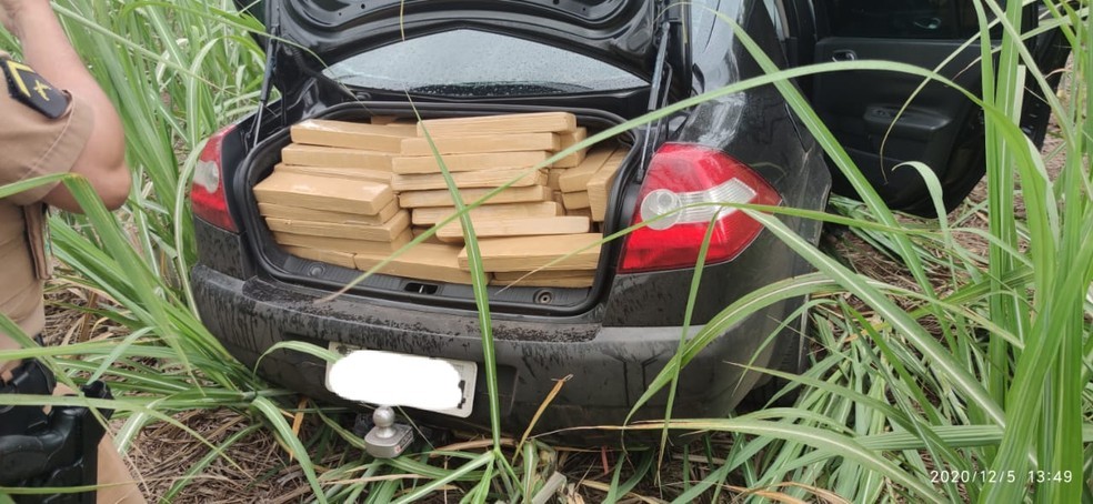 Polícia encontra 640 kg de maconha em veículo abandonado