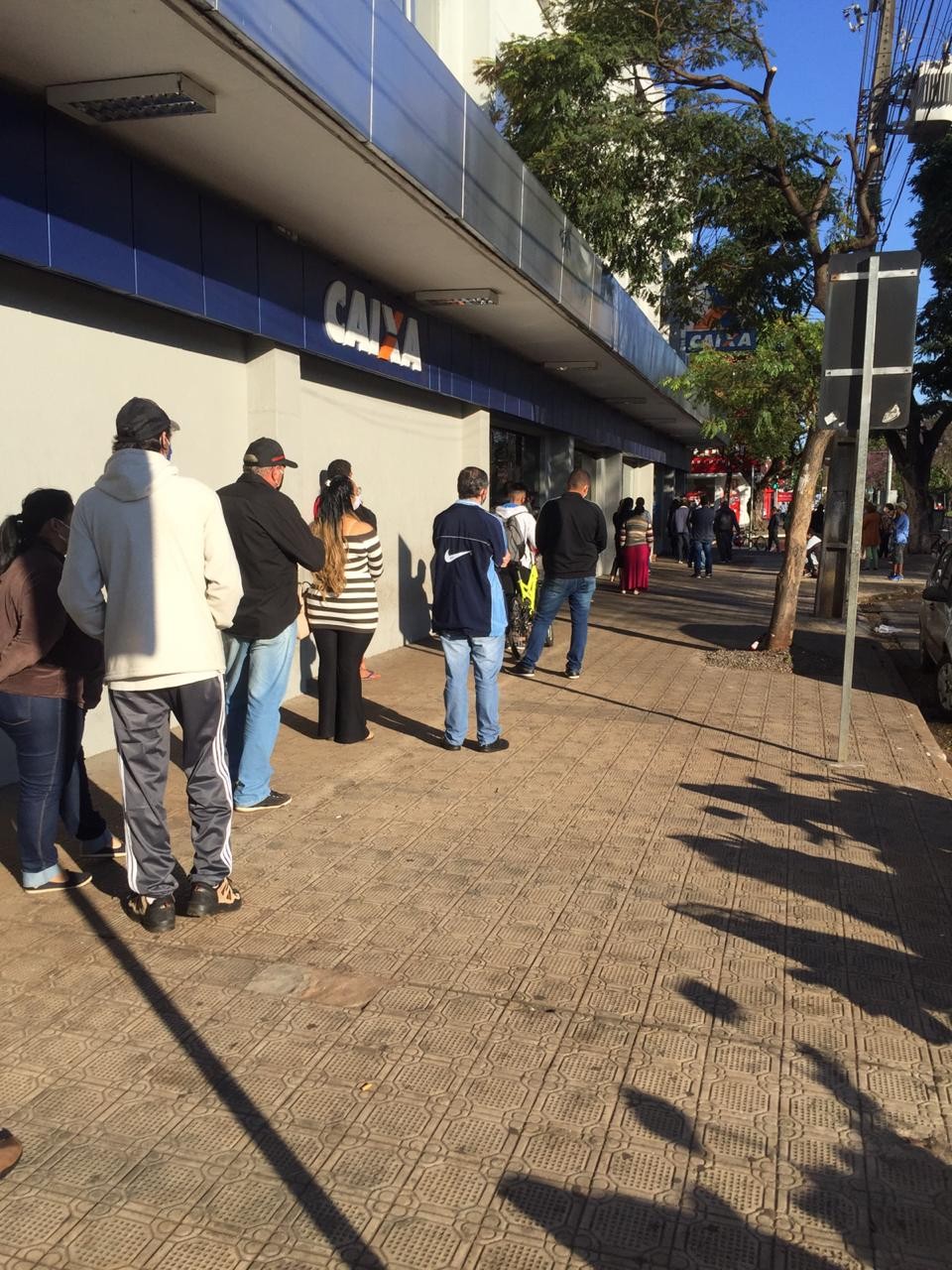 Fila na agência da Caixa neste sábado (1º)