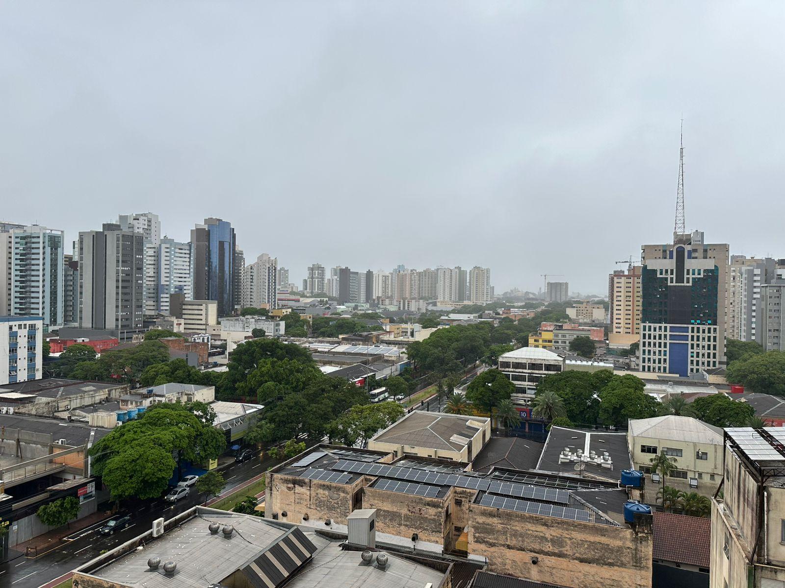 Céu fechado e chuva mantêm Maringá com tempo ameno nesta terça (9)