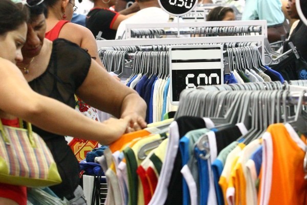 Comércio de rua abre até 18h em três sábados