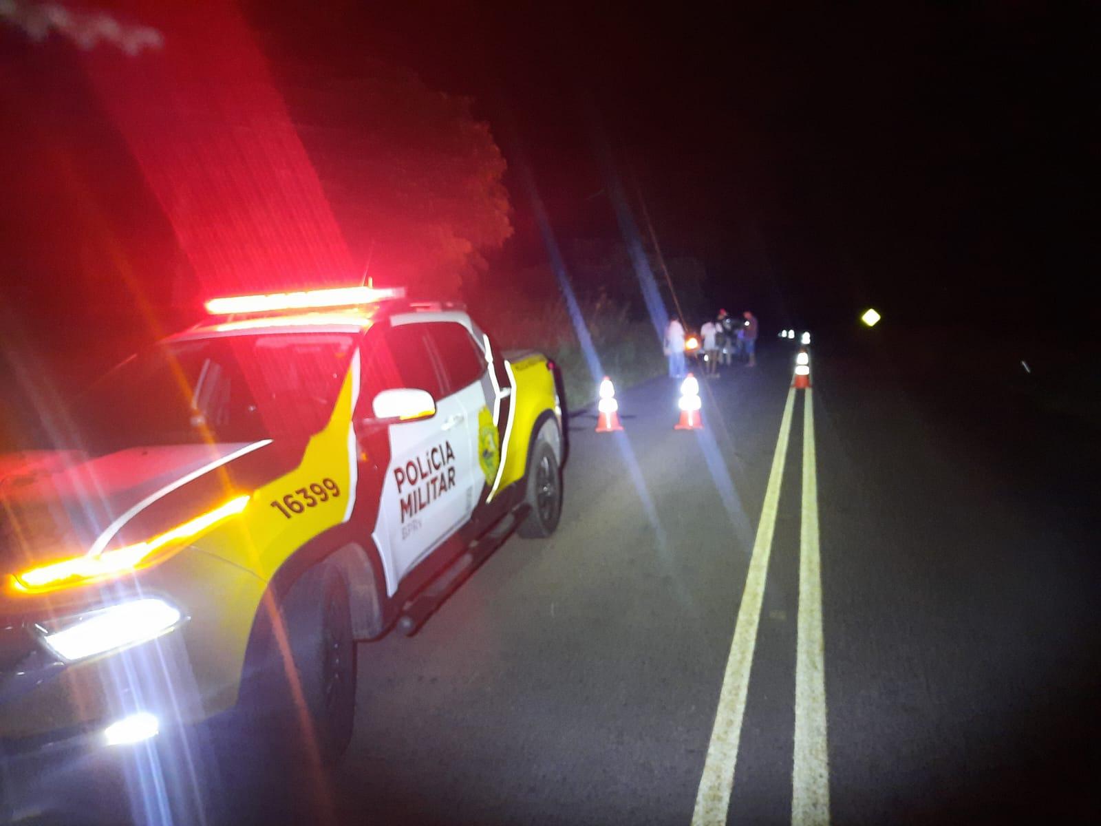 Pedestre morre atropelado na PRC-158 e carro pega fogo