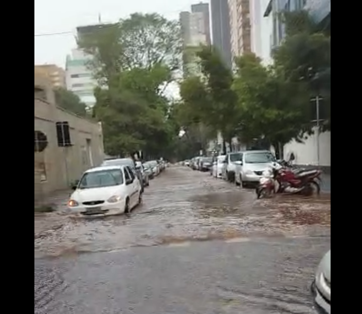 Maringaenses enfrentam caos no trânsito durante tempestade