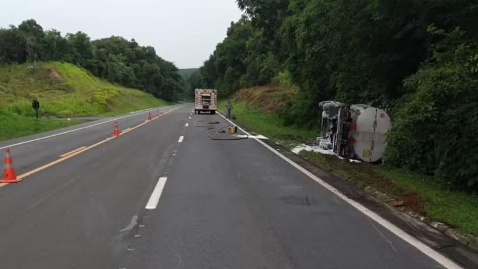 Irati: BR-277 é interditada após tombamento de caminhão com combustível