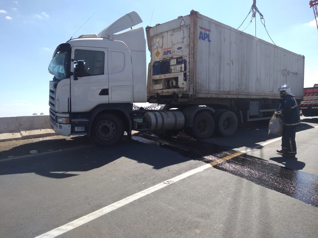 Carreta que tombou em mureta do Contorno Norte é removida