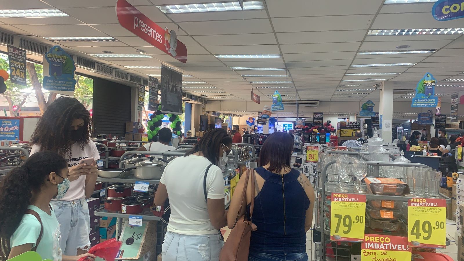 Com comércio aberto até 18h, consumidores aproveitam ofertas da Black Friday