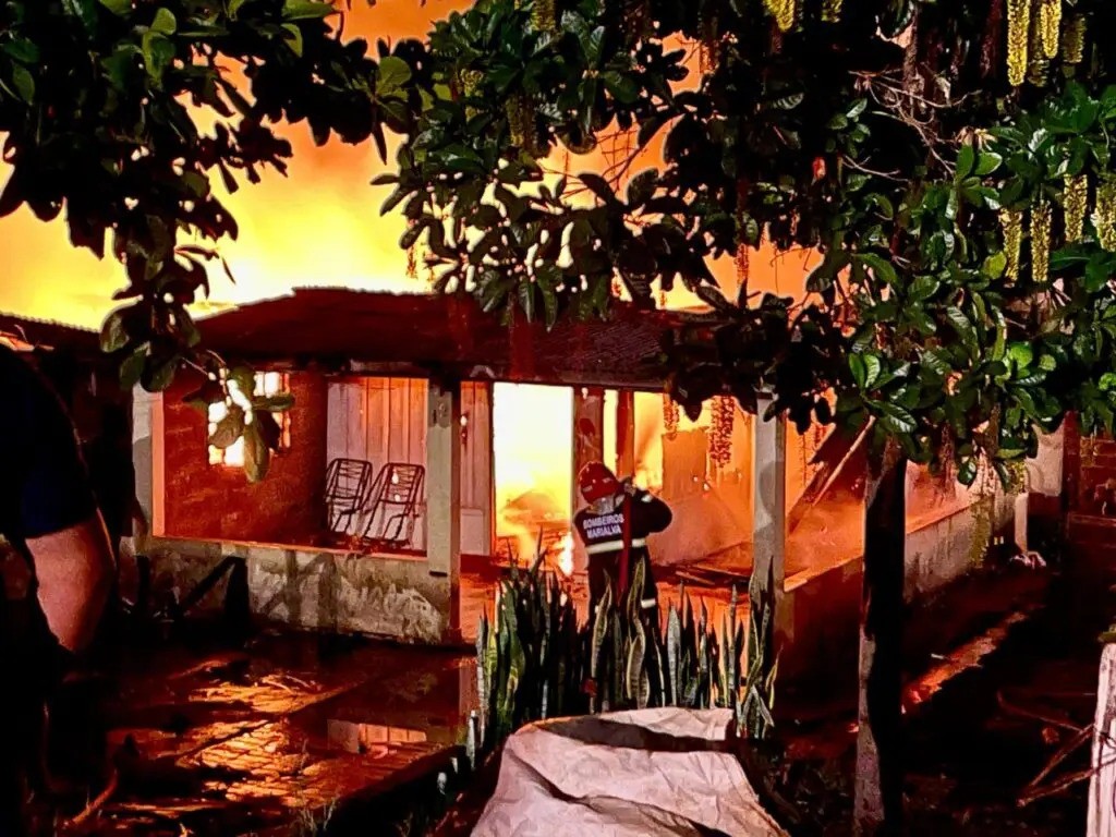Incêndio destrói casa por completo