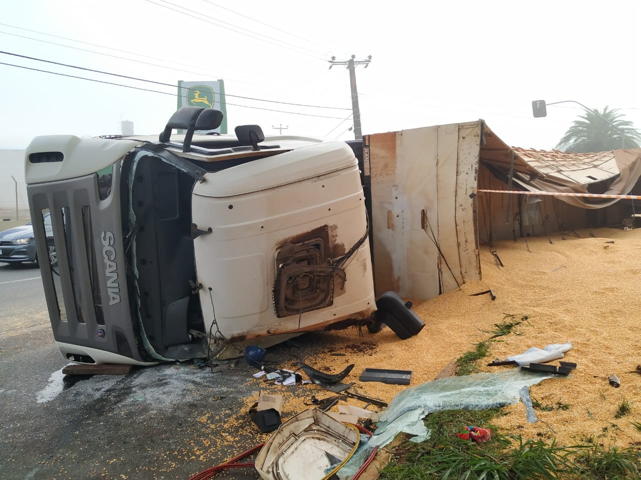 Carreta tomba na rotatória da Avenida Paranavaí com a PR-317