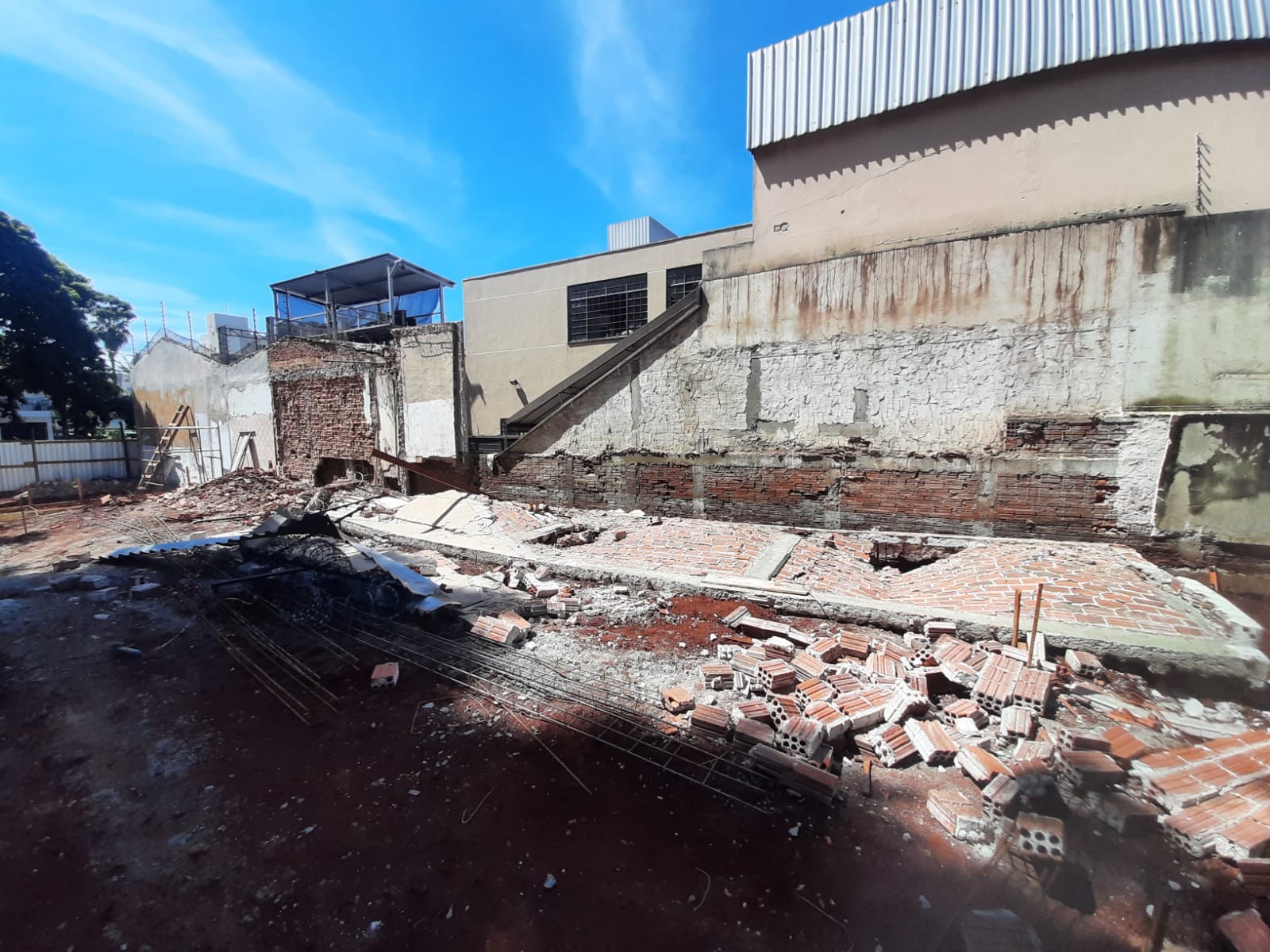 Muro cai sobre trabalhadores e dois ficam feridos em Maringá