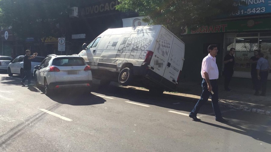 Após batida, van fica sobre duas rodas