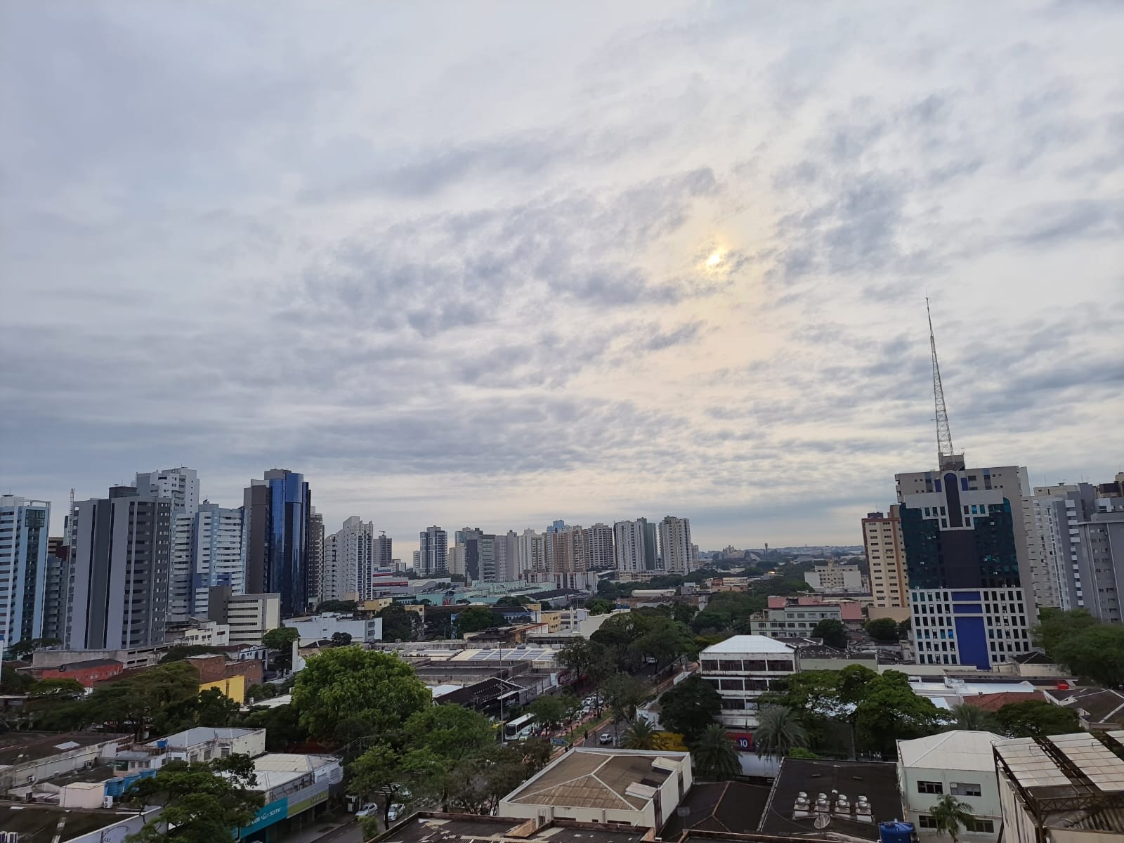 Terça-feira será céu nublado e pancadas de chuva em Maringá