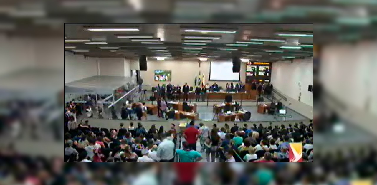 Servidores lotam Câmara em sessão noturna e vaiam vereadores