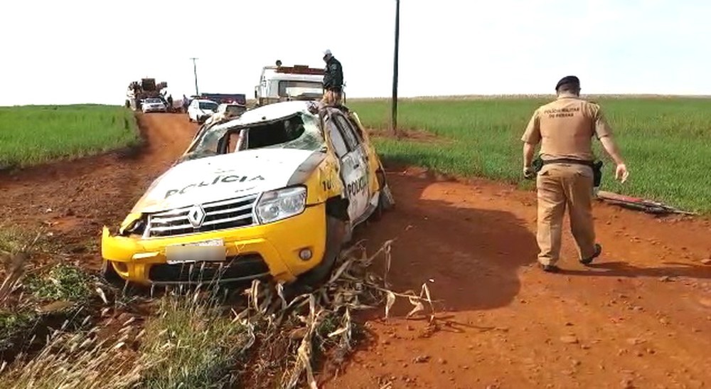 Policial fica ferido após capotar carro durante perseguição
