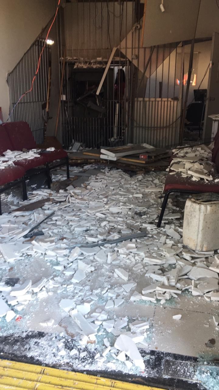 Ladrões explodem agência bancária