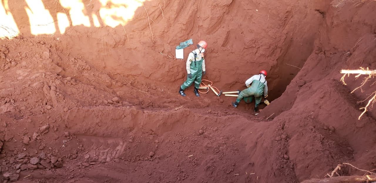 Pelo terceiro dia, bombeiros escavam área de poço para retirar corpo