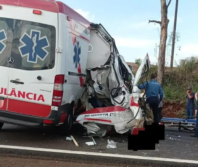 Acidente entre caminhão e ambulância na região deixa dois mortos; criança é transferida em estado grave a Maringá