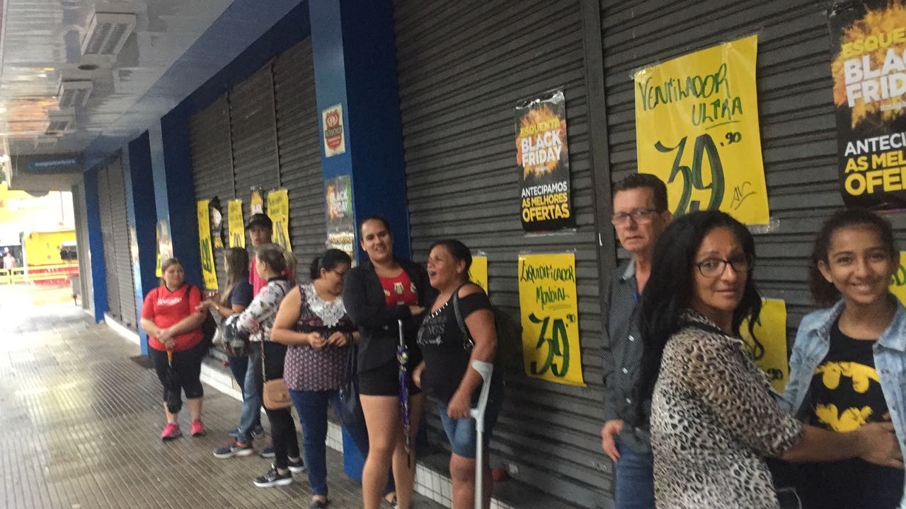 Consumidores acordam cedo, pegam chuva e enfrentam fila