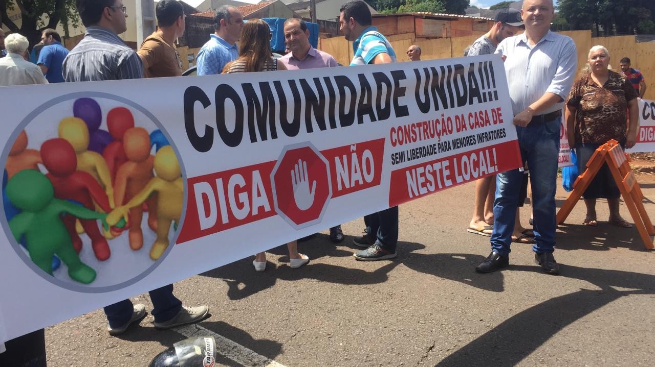 Moradores bloqueiam trecho da Avenida Tuiuti para protestar contra a construção de uma Casa de Semiliberdade
