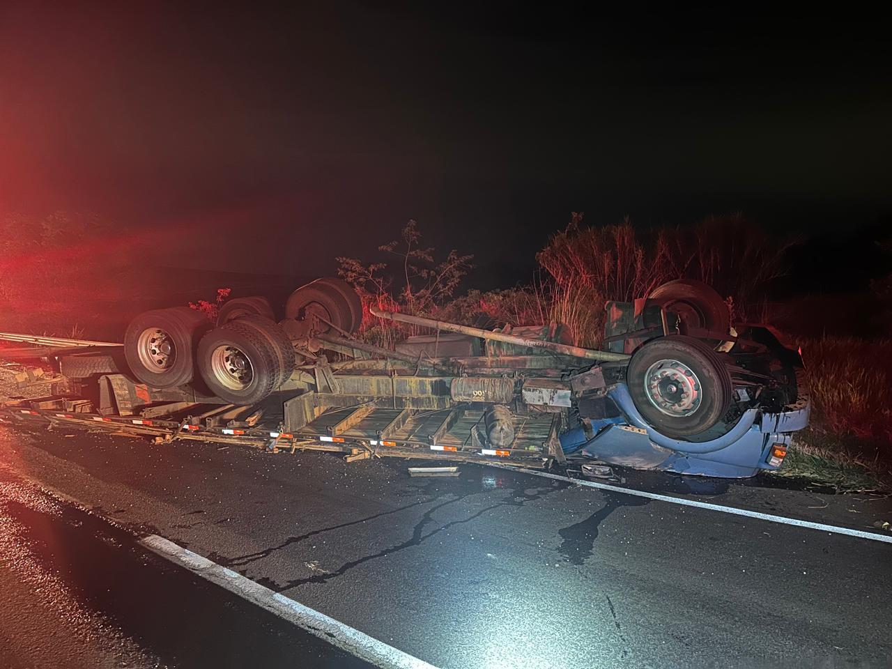 Cinco pessoas morrem em acidente entre caminhão e carro na PR-444