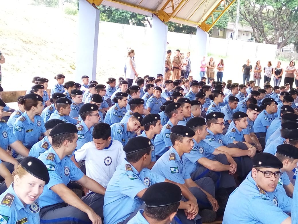 Alunos do Colégio Militar participam de treinamento