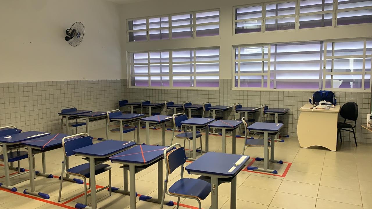 Professores da rede municipal em Maringá recebem as últimas orientações antes da retomada das aulas presenciais