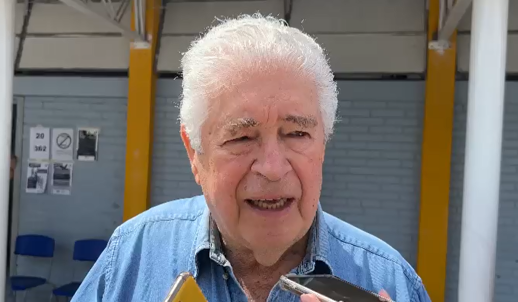 Roberto Requião (PT) vota em Curitiba, no bairro Batel