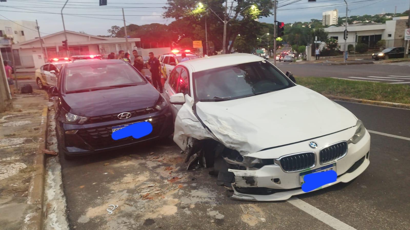 Motorista de BMW que bateu em outros quatro veículos foi autuado por dirigir com capacidade psicomotora alterada
