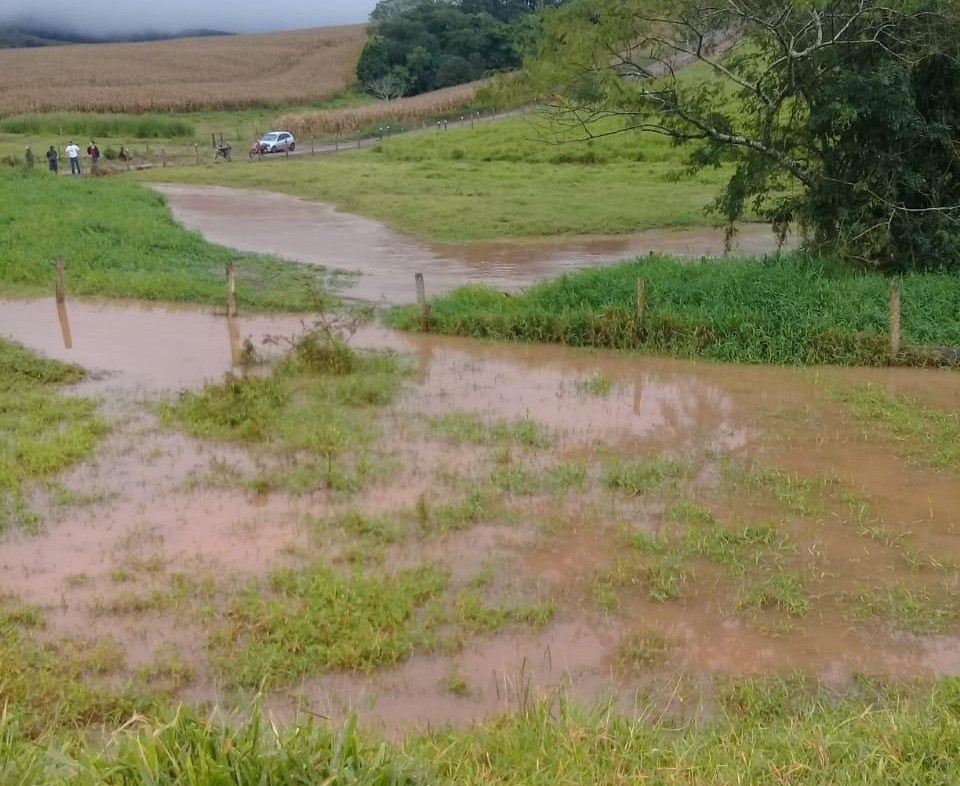 Carro cai em rio e três crianças desaparecem