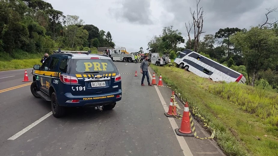 Motorista de ônibus que tombou na BR-277 admitiu ter dormido ao volante