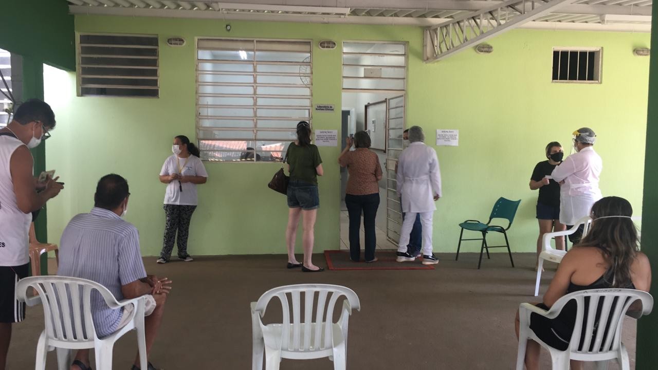 Idosos com 76 anos ou mais estão sendo vacinados neste sábado (20) em Maringá