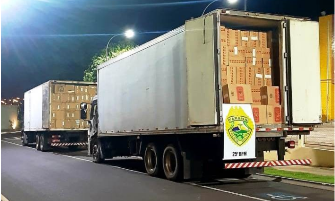 Polícia apreende caminhões frigoríficos lotados de caixas de cigarros