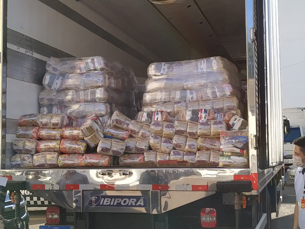 Rede de supermercados doa mil cestas básicas em Maringá