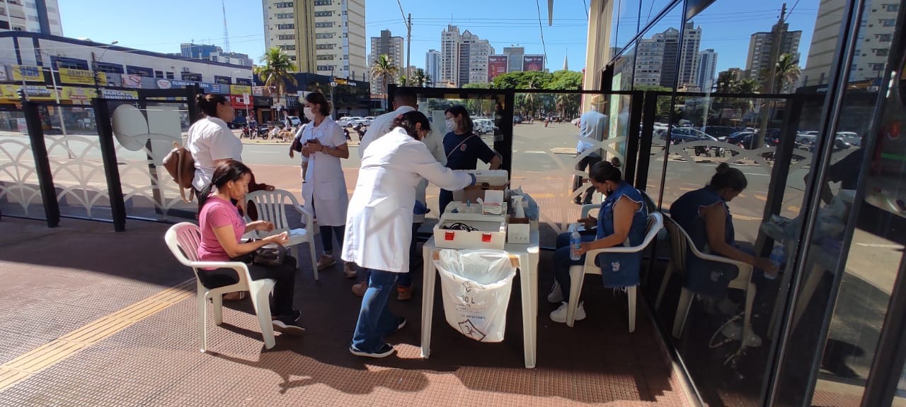 Agentes de saúde vacinam população contra Covid-19 no Terminal Urbano de Maringá