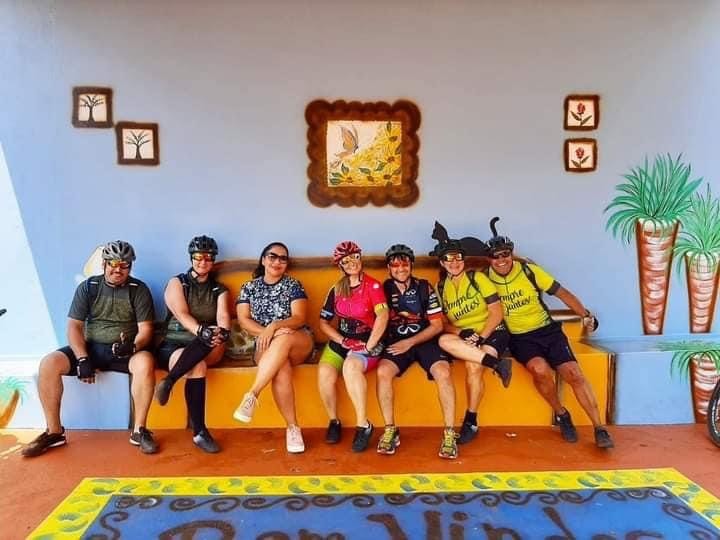 Ciclistas de Maringá e região aproveitaram para fazer fotos no ponto ao lado da artista  (foto: Facebook / Fabricia Cassani)