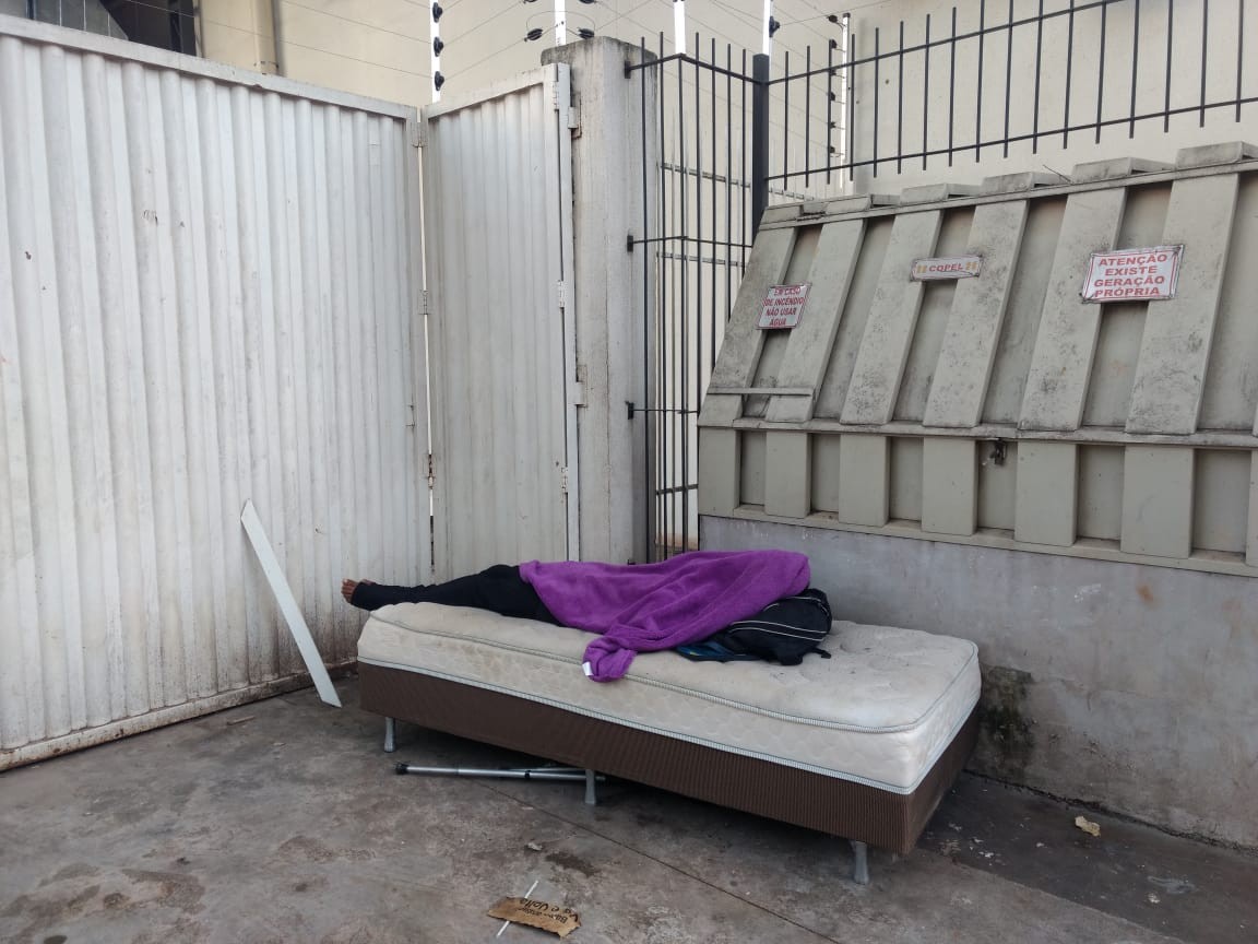 Morador de rua dorme em cama box no centro de Maringá