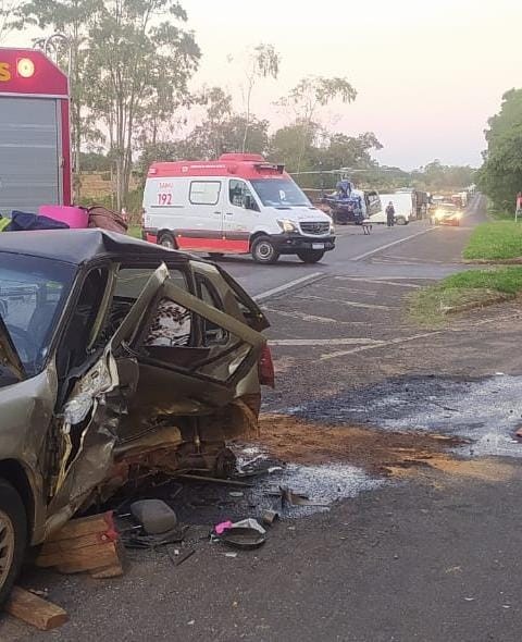 Mulher morre em acidente entre carro e caminhonete na BR-376 em Guairaçá