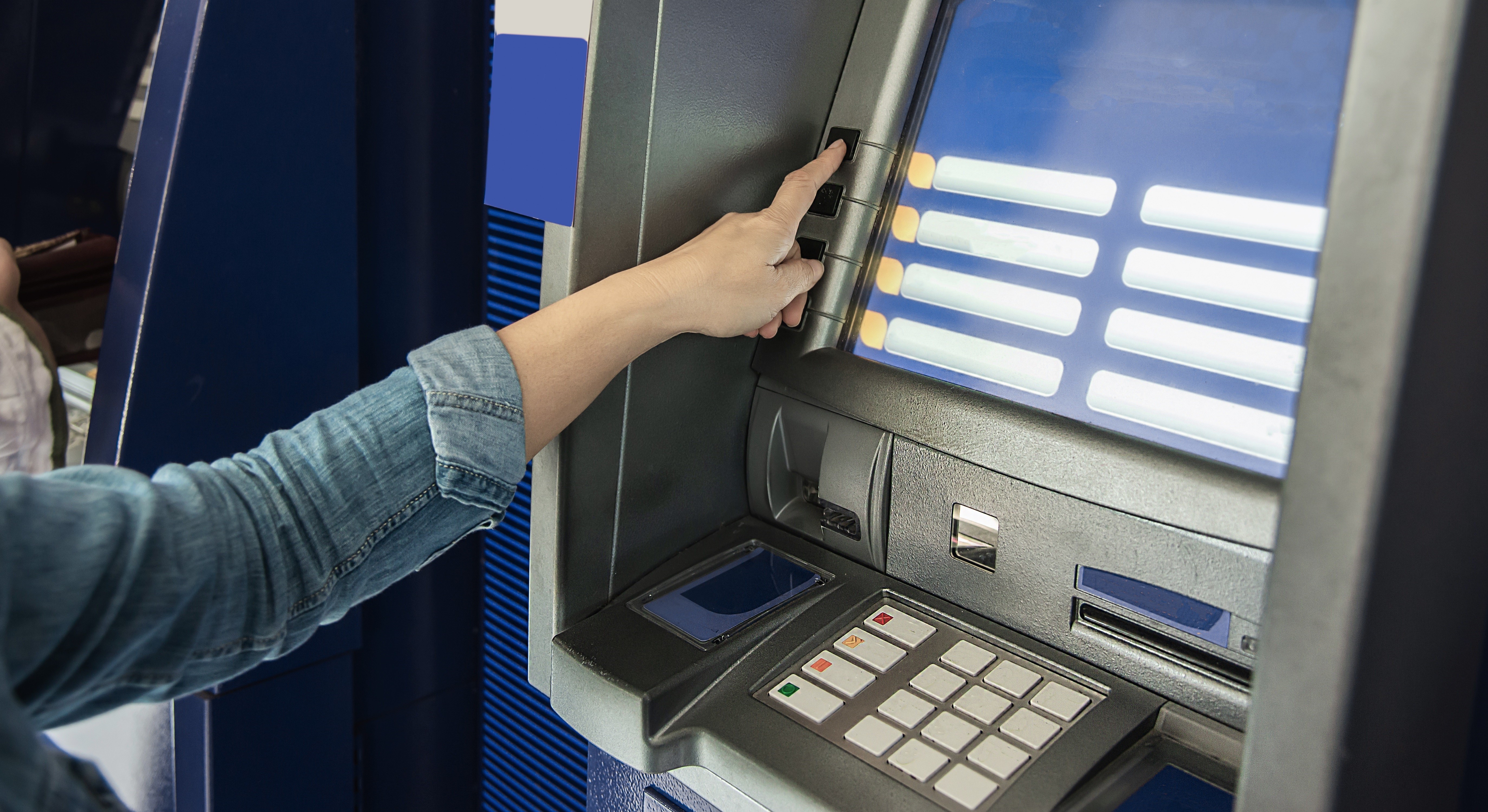 Dupla roubava envelopes com dinheiro de caixas eletrônicos em Maringá