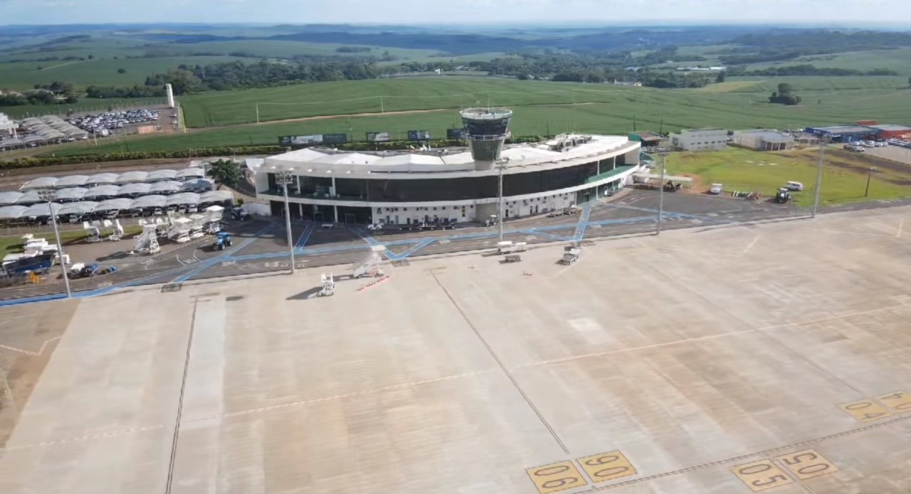 Aeroporto de Maringá passa por vistoria técnica e instalação do ILS