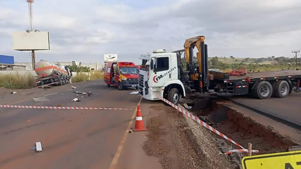 Colisão entre caminhões mata uma pessoa na PR-317, em Maringá