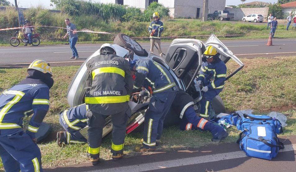 Cinco pessoas ficam feridas em acidente na BR-376