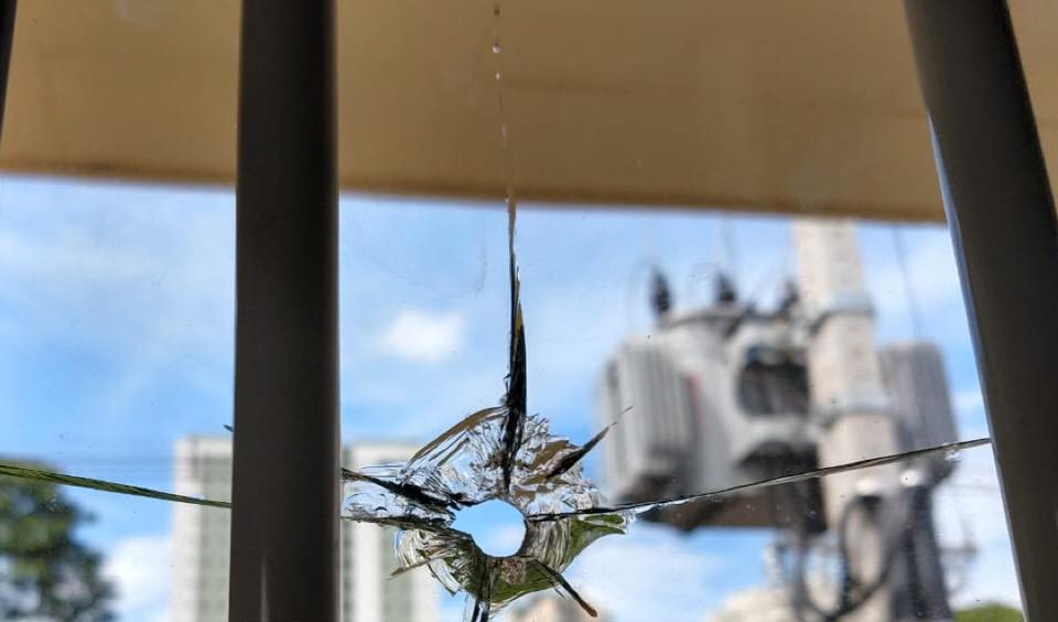 Escola municipal é atingida por tiro